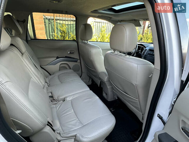 Білий Міцубісі Аутлендер, об'ємом двигуна 3 л та пробігом 187 тис. км за 7999 $, фото 32 на Automoto.ua