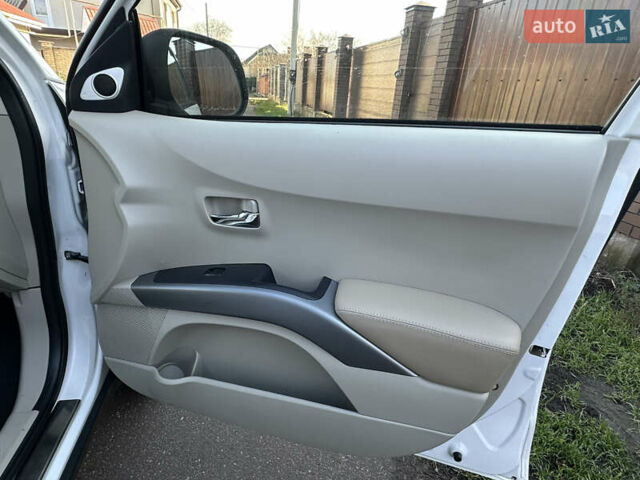 Білий Міцубісі Аутлендер, об'ємом двигуна 3 л та пробігом 187 тис. км за 7999 $, фото 37 на Automoto.ua