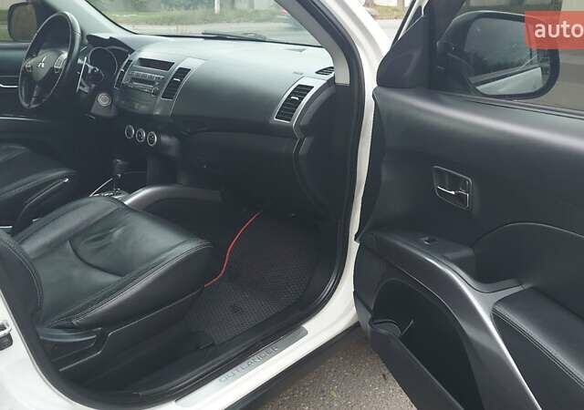 Белый Мицубиси Аутлендер, объемом двигателя 2.36 л и пробегом 186 тыс. км за 9250 $, фото 20 на Automoto.ua