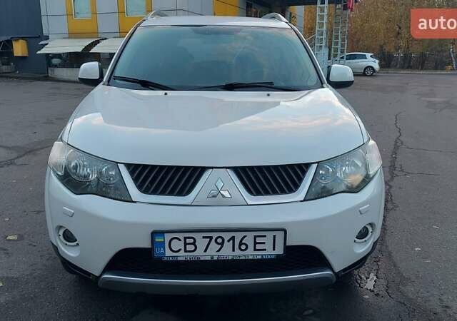 Белый Мицубиси Аутлендер, объемом двигателя 2.36 л и пробегом 185 тыс. км за 8950 $, фото 4 на Automoto.ua