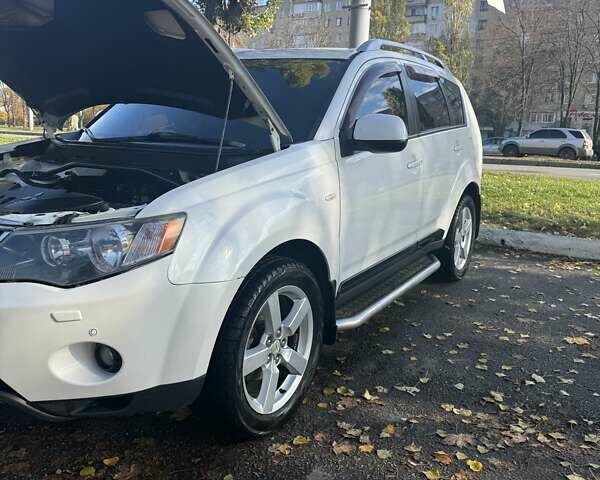 Білий Міцубісі Аутлендер, об'ємом двигуна 2.4 л та пробігом 230 тис. км за 9000 $, фото 2 на Automoto.ua
