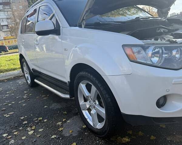 Білий Міцубісі Аутлендер, об'ємом двигуна 2.4 л та пробігом 230 тис. км за 9000 $, фото 7 на Automoto.ua