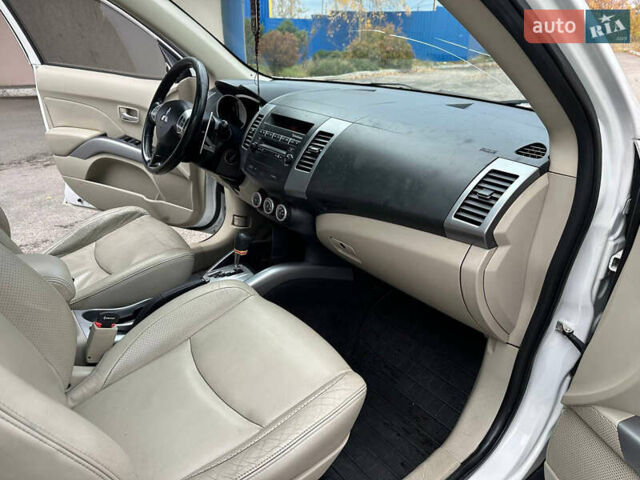 Белый Мицубиси Аутлендер, объемом двигателя 2.36 л и пробегом 160 тыс. км за 9299 $, фото 22 на Automoto.ua