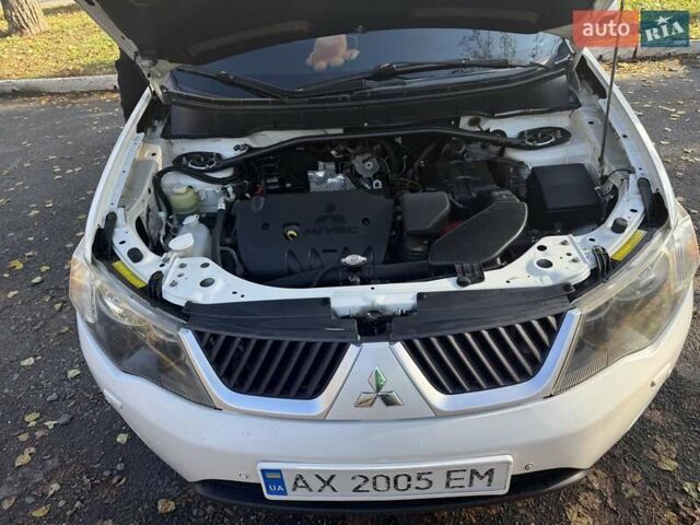 Білий Міцубісі Аутлендер, об'ємом двигуна 2.4 л та пробігом 230 тис. км за 9000 $, фото 5 на Automoto.ua