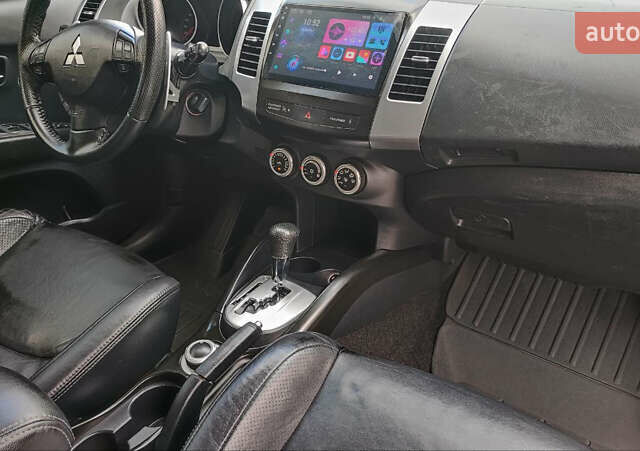 Белый Мицубиси Аутлендер, объемом двигателя 3 л и пробегом 210 тыс. км за 9200 $, фото 28 на Automoto.ua