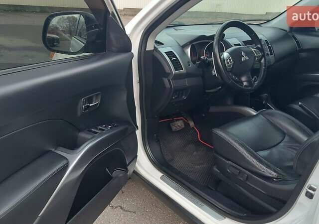 Белый Мицубиси Аутлендер, объемом двигателя 2.36 л и пробегом 186 тыс. км за 9250 $, фото 13 на Automoto.ua