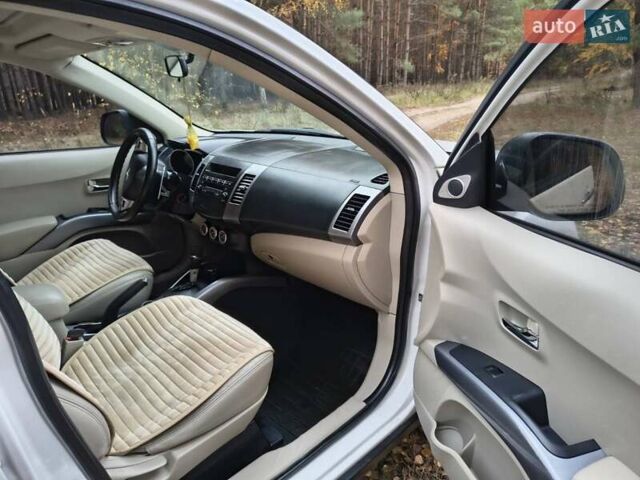 Мицубиси Аутлендер 2008 в Лебедине на Automoto.ua Белый Мицубиси Аутлендер, объемом двигателя 3 л и пробегом 150 тыс. км за 10000 $, фото 19 на Automoto.ua