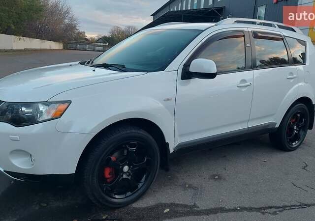 Белый Мицубиси Аутлендер, объемом двигателя 2.36 л и пробегом 185 тыс. км за 8950 $, фото 2 на Automoto.ua