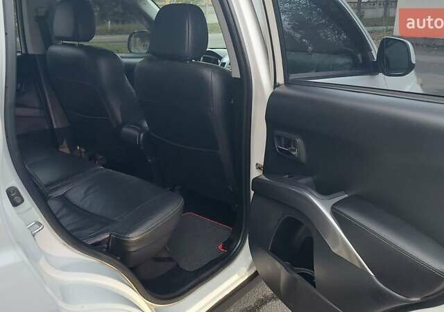 Белый Мицубиси Аутлендер, объемом двигателя 2.36 л и пробегом 186 тыс. км за 9250 $, фото 18 на Automoto.ua