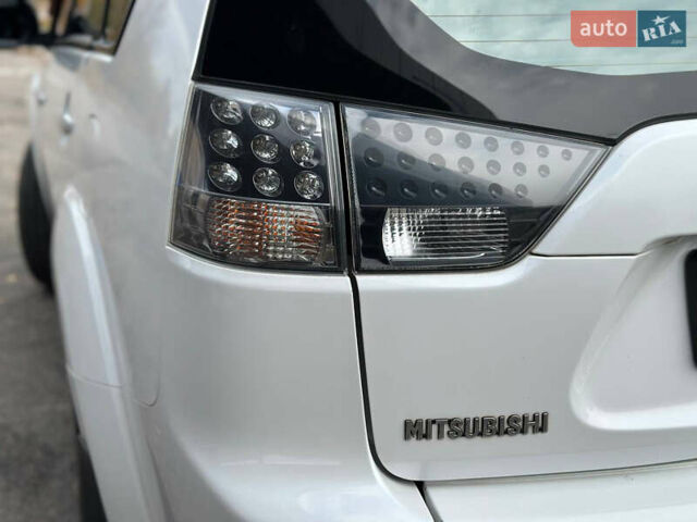 Белый Мицубиси Аутлендер, объемом двигателя 2.36 л и пробегом 160 тыс. км за 9299 $, фото 45 на Automoto.ua