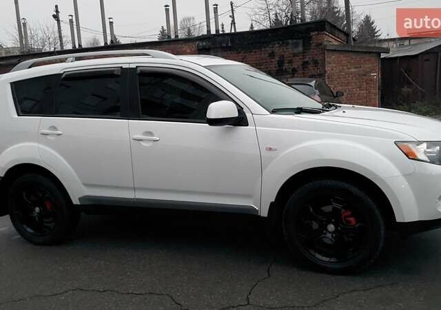 Белый Мицубиси Аутлендер, объемом двигателя 2.36 л и пробегом 186 тыс. км за 9250 $, фото 7 на Automoto.ua