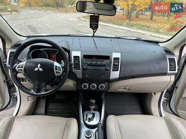 Белый Мицубиси Аутлендер, объемом двигателя 2.36 л и пробегом 160 тыс. км за 9299 $, фото 18 на Automoto.ua