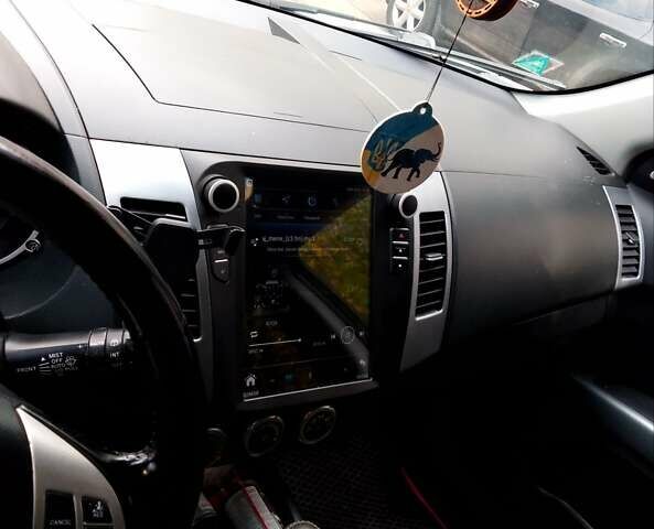 Білий Міцубісі Аутлендер, об'ємом двигуна 2.18 л та пробігом 275 тис. км за 9500 $, фото 4 на Automoto.ua