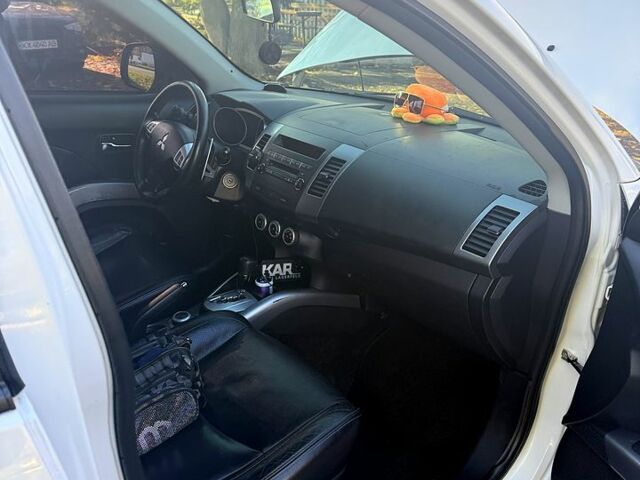 Белый Мицубиси Аутлендер, объемом двигателя 2.4 л и пробегом 230 тыс. км за 9000 $, фото 3 на Automoto.ua