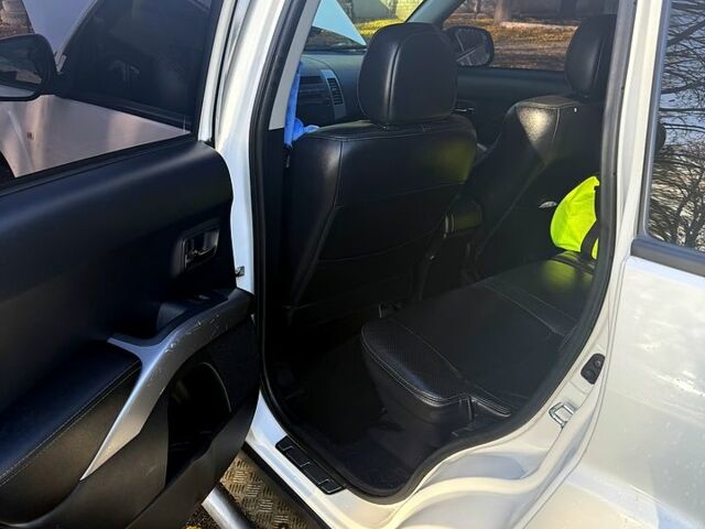 Белый Мицубиси Аутлендер, объемом двигателя 2.4 л и пробегом 230 тыс. км за 9000 $, фото 7 на Automoto.ua