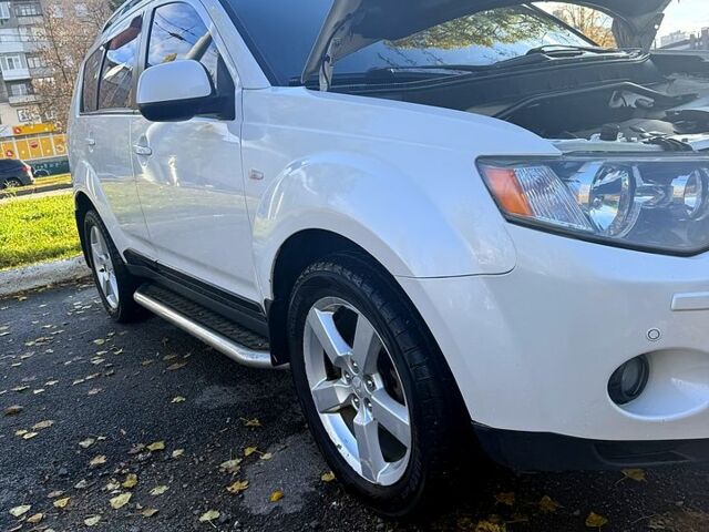 Белый Мицубиси Аутлендер, объемом двигателя 2.4 л и пробегом 230 тыс. км за 9000 $, фото 2 на Automoto.ua