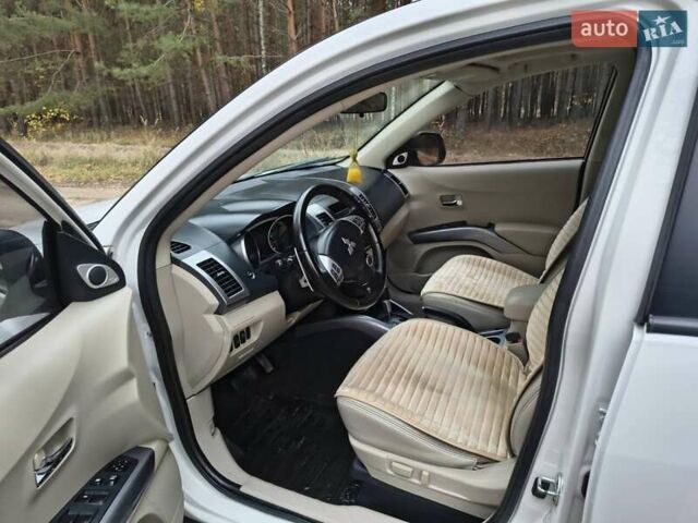 Мицубиси Аутлендер 2008 в Лебедине на Automoto.ua Белый Мицубиси Аутлендер, объемом двигателя 3 л и пробегом 150 тыс. км за 10000 $, фото 33 на Automoto.ua
