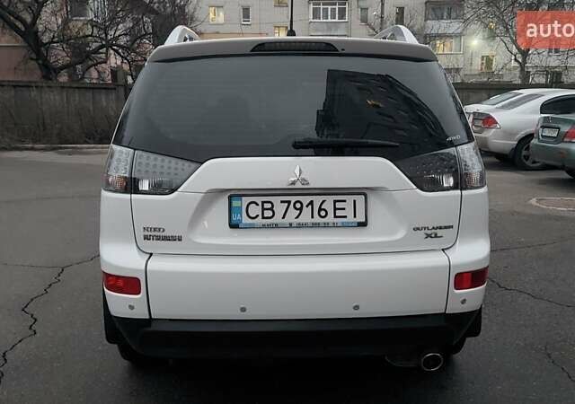 Белый Мицубиси Аутлендер, объемом двигателя 2.36 л и пробегом 186 тыс. км за 9250 $, фото 10 на Automoto.ua