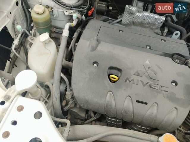Белый Мицубиси Аутлендер, объемом двигателя 2.36 л и пробегом 300 тыс. км за 10000 $, фото 22 на Automoto.ua