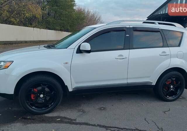 Белый Мицубиси Аутлендер, объемом двигателя 2.36 л и пробегом 185 тыс. км за 8950 $, фото 3 на Automoto.ua