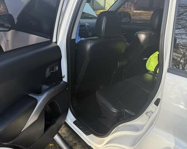 Білий Міцубісі Аутлендер, об'ємом двигуна 2.4 л та пробігом 230 тис. км за 9000 $, фото 13 на Automoto.ua