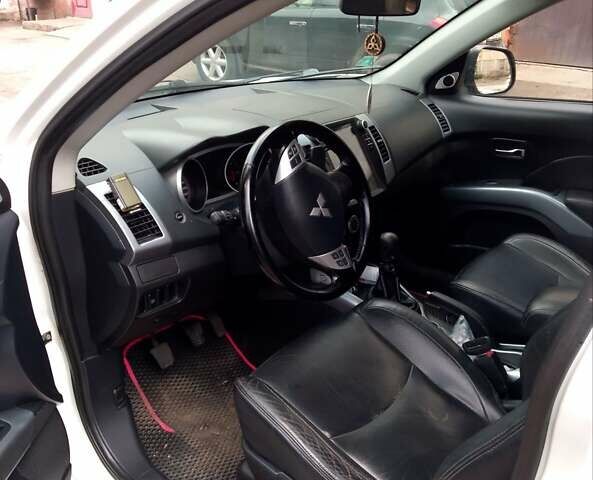 Білий Міцубісі Аутлендер, об'ємом двигуна 2.18 л та пробігом 275 тис. км за 9500 $, фото 6 на Automoto.ua