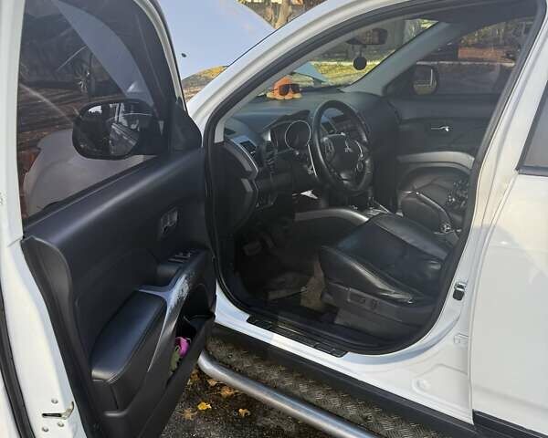 Білий Міцубісі Аутлендер, об'ємом двигуна 2.4 л та пробігом 230 тис. км за 9000 $, фото 1 на Automoto.ua