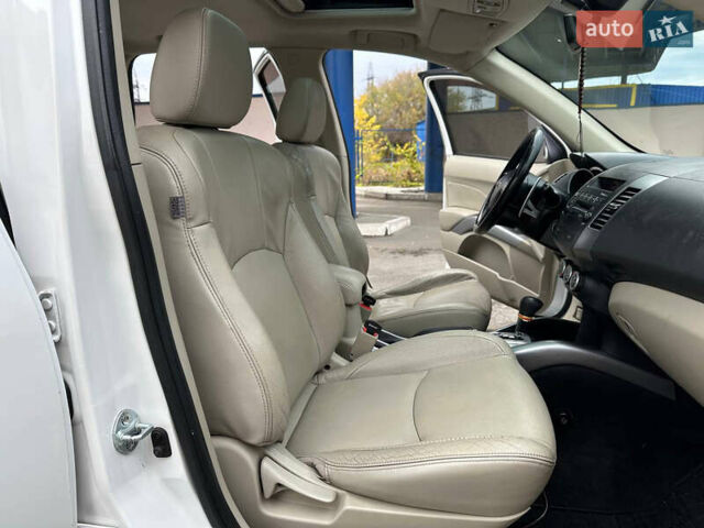 Белый Мицубиси Аутлендер, объемом двигателя 2.36 л и пробегом 160 тыс. км за 9299 $, фото 24 на Automoto.ua