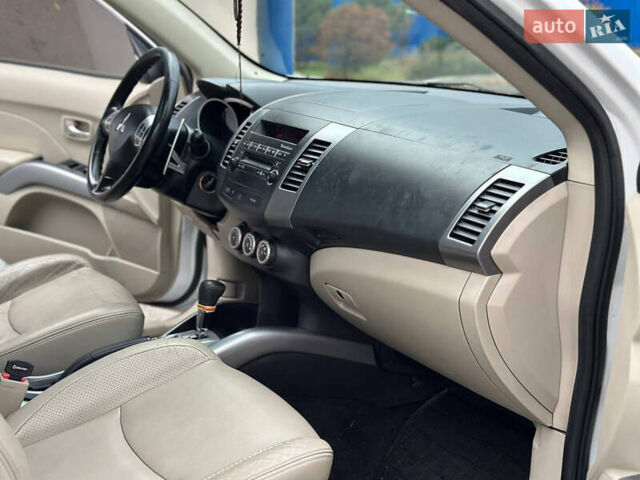 Белый Мицубиси Аутлендер, объемом двигателя 2.36 л и пробегом 160 тыс. км за 9299 $, фото 21 на Automoto.ua