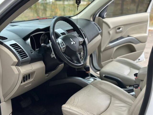 Білий Міцубісі Аутлендер, об'ємом двигуна 2.4 л та пробігом 160 тис. км за 9299 $, фото 6 на Automoto.ua