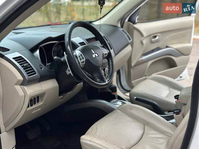 Белый Мицубиси Аутлендер, объемом двигателя 2.36 л и пробегом 160 тыс. км за 9299 $, фото 10 на Automoto.ua