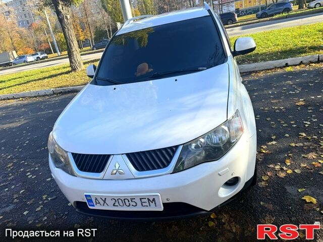 Белый Мицубиси Аутлендер, объемом двигателя 2.4 л и пробегом 230 тыс. км за 9000 $, фото 1 на Automoto.ua