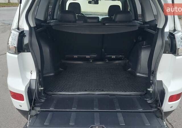 Белый Мицубиси Аутлендер, объемом двигателя 2.36 л и пробегом 186 тыс. км за 9250 $, фото 23 на Automoto.ua