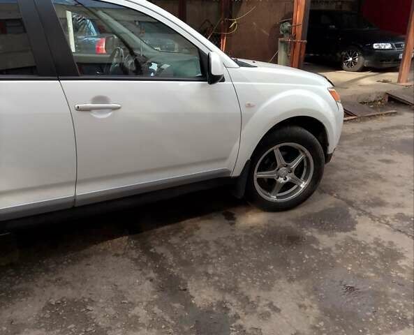 Білий Міцубісі Аутлендер, об'ємом двигуна 2.18 л та пробігом 275 тис. км за 9500 $, фото 12 на Automoto.ua