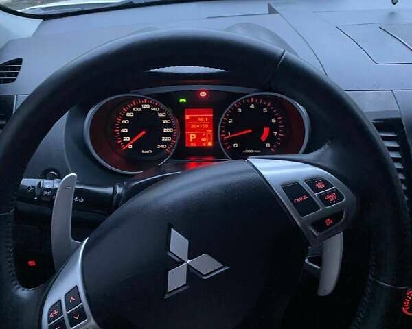 Білий Міцубісі Аутлендер, об'ємом двигуна 3 л та пробігом 304 тис. км за 10900 $, фото 7 на Automoto.ua