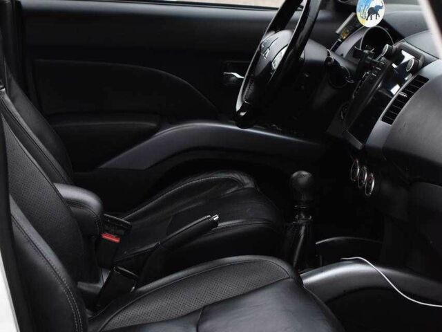 Білий Міцубісі Аутлендер, об'ємом двигуна 2.2 л та пробігом 275 тис. км за 9650 $, фото 13 на Automoto.ua