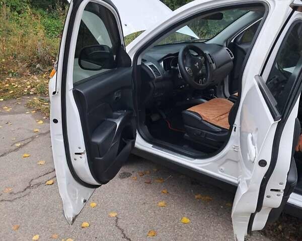 Білий Міцубісі Аутлендер, об'ємом двигуна 2.36 л та пробігом 185 тис. км за 9000 $, фото 3 на Automoto.ua