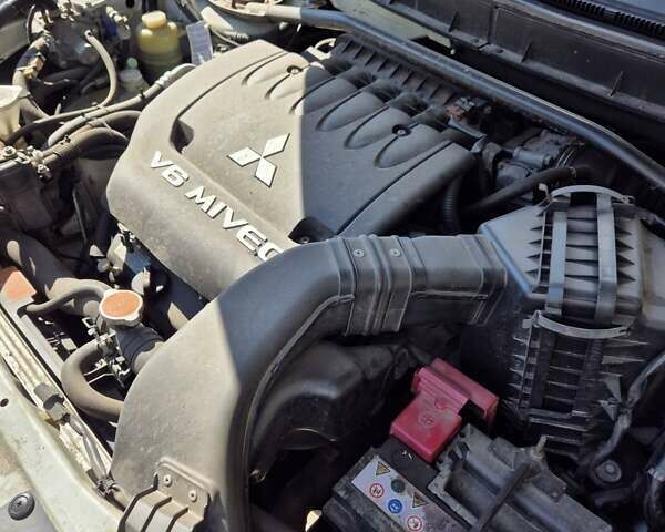Мицубиси Аутлендер 2008 в Харькове на Automoto.ua Белый Мицубиси Аутлендер, объемом двигателя 3 л и пробегом 220 тыс. км за 9900 $, фото 5 на Automoto.ua
