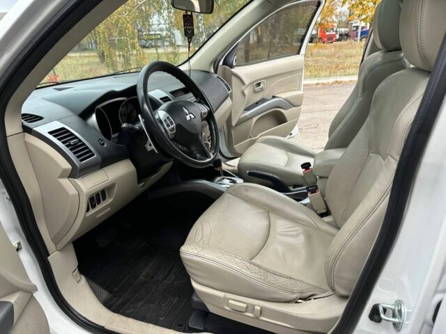 Білий Міцубісі Аутлендер, об'ємом двигуна 2.4 л та пробігом 160 тис. км за 9299 $, фото 7 на Automoto.ua