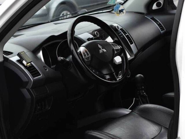 Білий Міцубісі Аутлендер, об'ємом двигуна 2.2 л та пробігом 275 тис. км за 9650 $, фото 10 на Automoto.ua