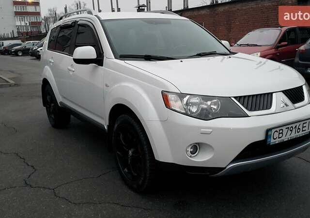 Белый Мицубиси Аутлендер, объемом двигателя 2.36 л и пробегом 186 тыс. км за 9250 $, фото 6 на Automoto.ua