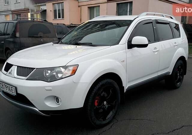 Белый Мицубиси Аутлендер, объемом двигателя 2.36 л и пробегом 186 тыс. км за 9250 $, фото 1 на Automoto.ua