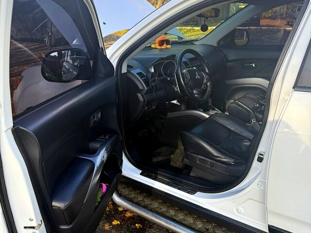 Белый Мицубиси Аутлендер, объемом двигателя 2.4 л и пробегом 230 тыс. км за 9000 $, фото 8 на Automoto.ua