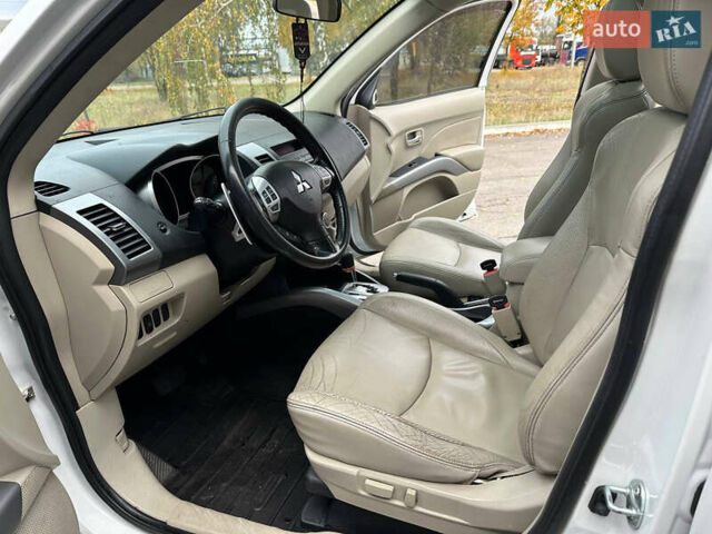 Белый Мицубиси Аутлендер, объемом двигателя 2.36 л и пробегом 160 тыс. км за 9299 $, фото 12 на Automoto.ua