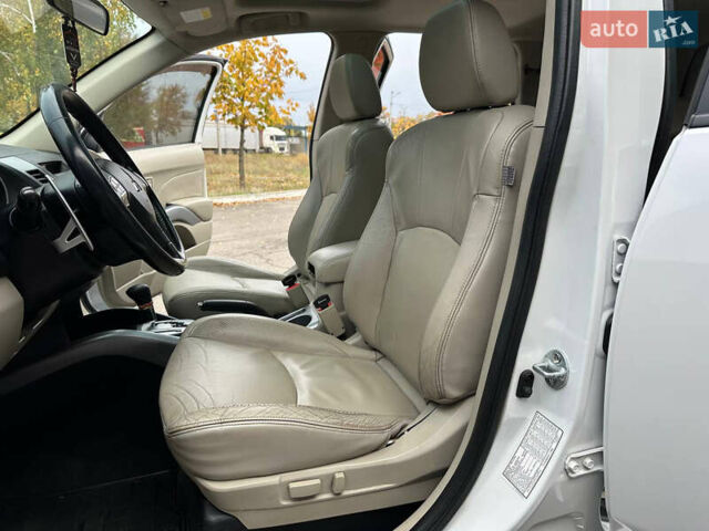 Белый Мицубиси Аутлендер, объемом двигателя 2.36 л и пробегом 160 тыс. км за 9299 $, фото 11 на Automoto.ua