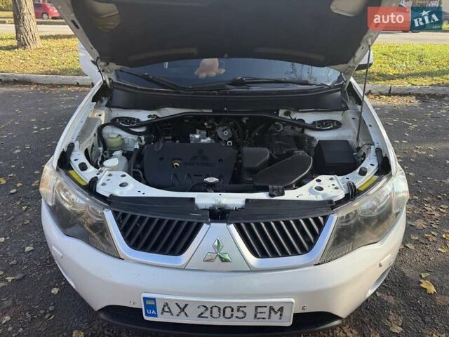 Білий Міцубісі Аутлендер, об'ємом двигуна 2.4 л та пробігом 230 тис. км за 9000 $, фото 4 на Automoto.ua