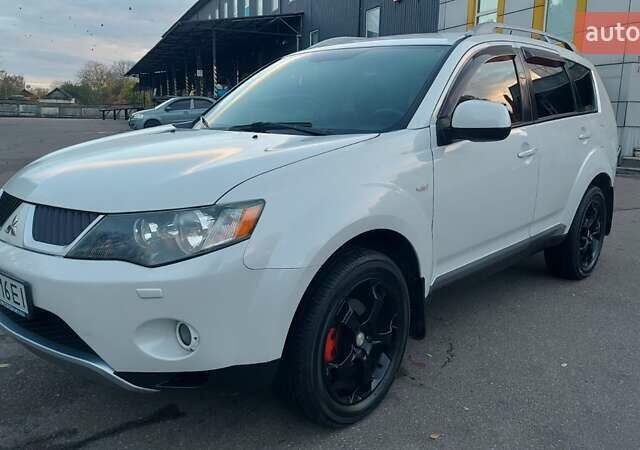 Белый Мицубиси Аутлендер, объемом двигателя 2.36 л и пробегом 185 тыс. км за 8950 $, фото 1 на Automoto.ua