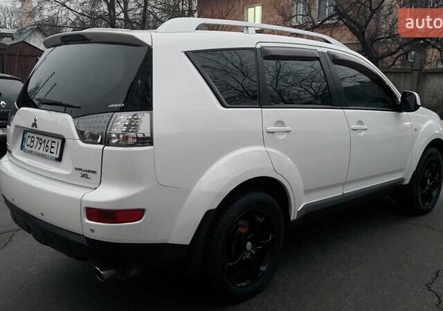 Белый Мицубиси Аутлендер, объемом двигателя 2.36 л и пробегом 186 тыс. км за 9250 $, фото 8 на Automoto.ua
