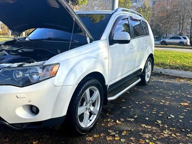 Белый Мицубиси Аутлендер, объемом двигателя 2.4 л и пробегом 230 тыс. км за 9000 $, фото 9 на Automoto.ua