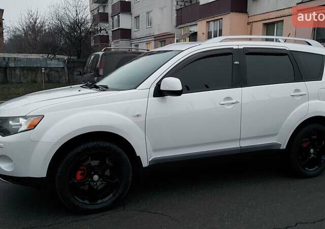 Белый Мицубиси Аутлендер, объемом двигателя 2.36 л и пробегом 186 тыс. км за 9250 $, фото 3 на Automoto.ua